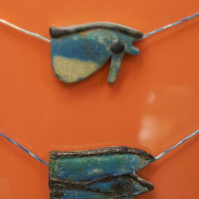 Deux amulettes représentant l’œil oudjat - 3ème Période Intermédiaire