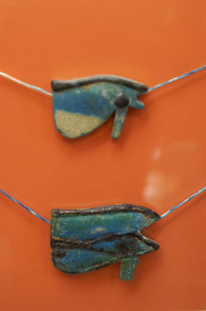 Deux amulettes représentant l’œil oudjat - 3ème Période Intermédiaire