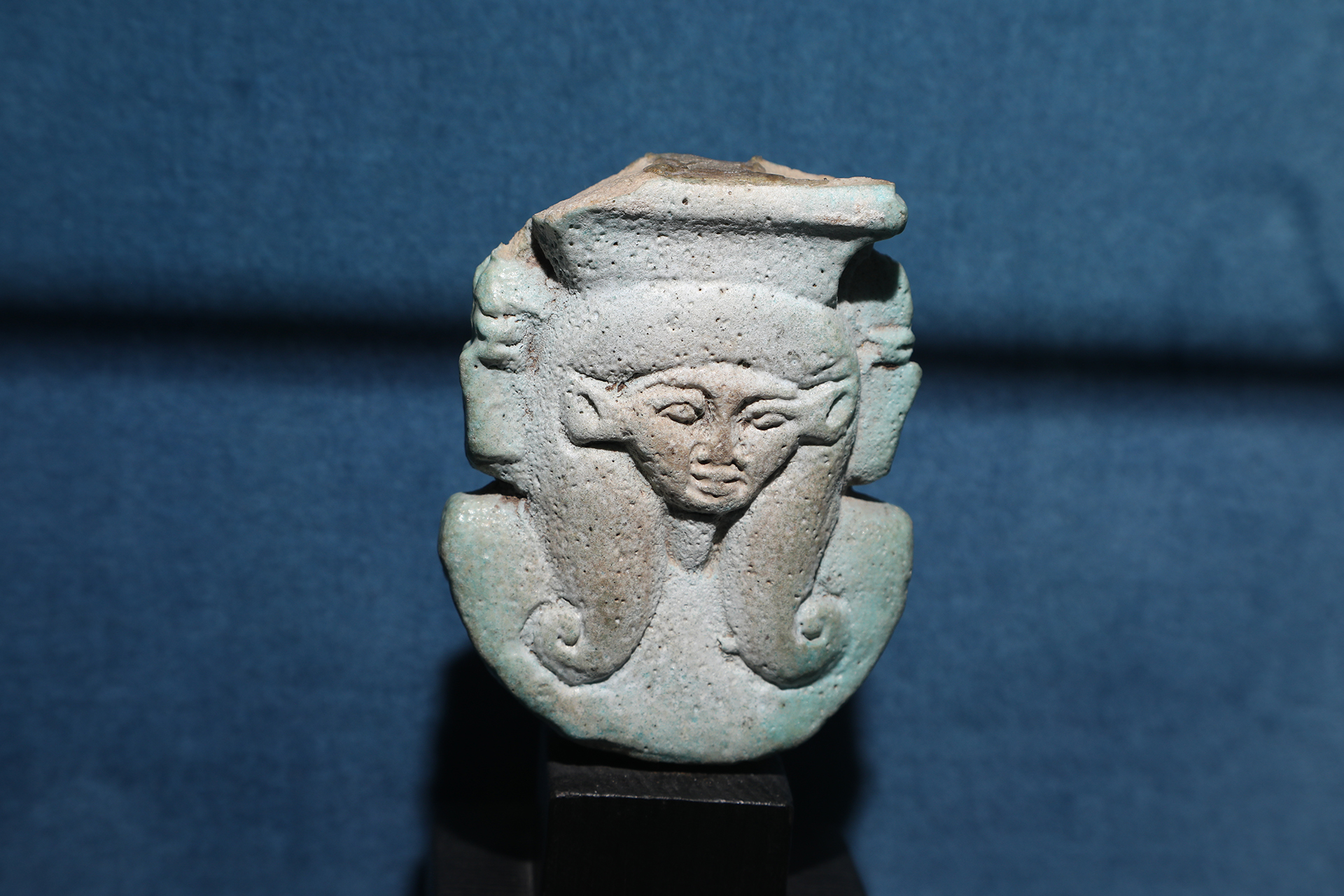 Fragment de sistre à l’effigie d’Hathor - XXVIè/XXXè Dynastie - Photo F. Gourdon