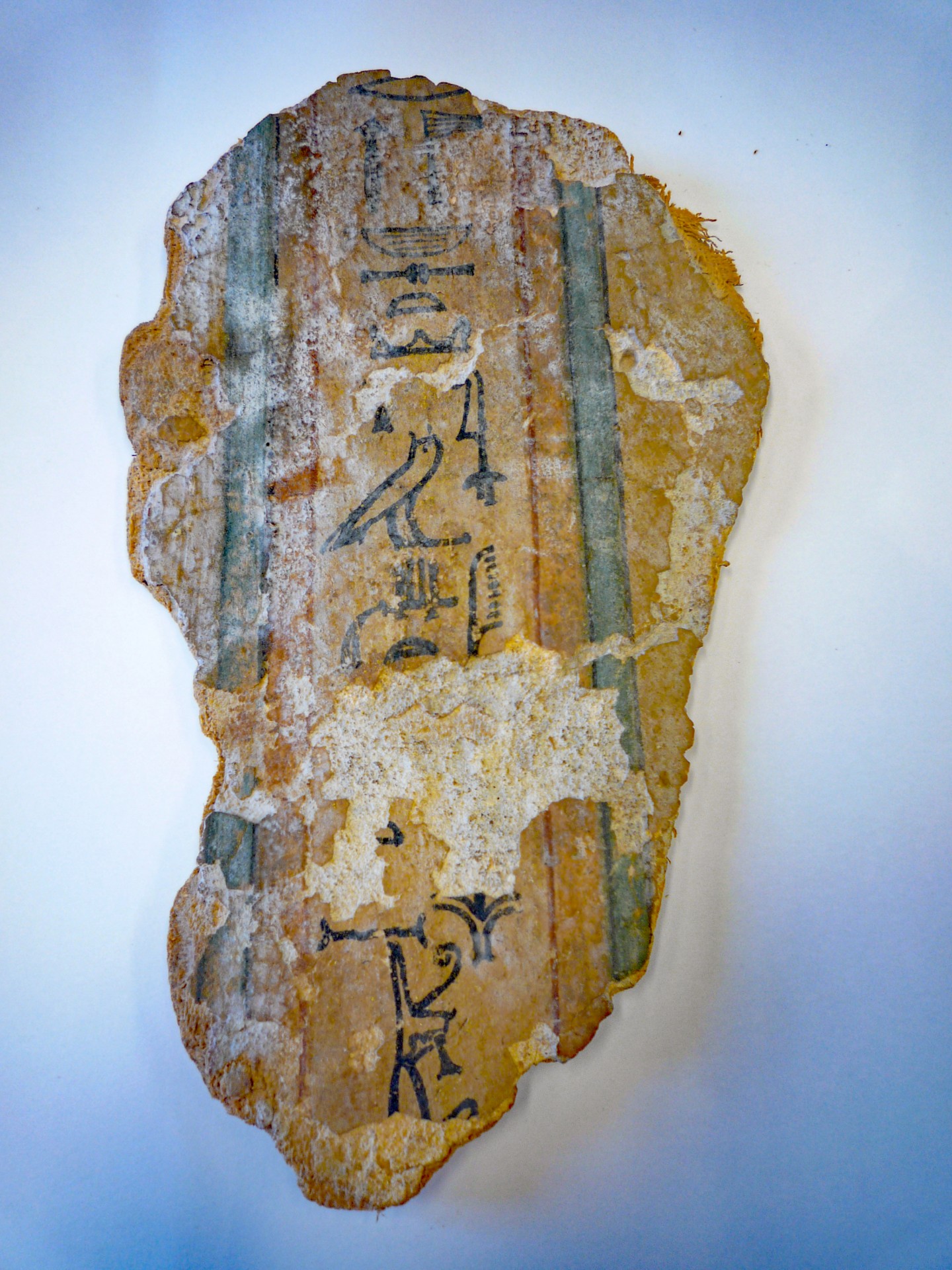 Fragment de sarcophage ou de couverture de momie. Lin stuque et peint